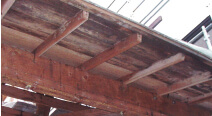 屋根のちょっとした不具合は建物の老朽化に直結します。